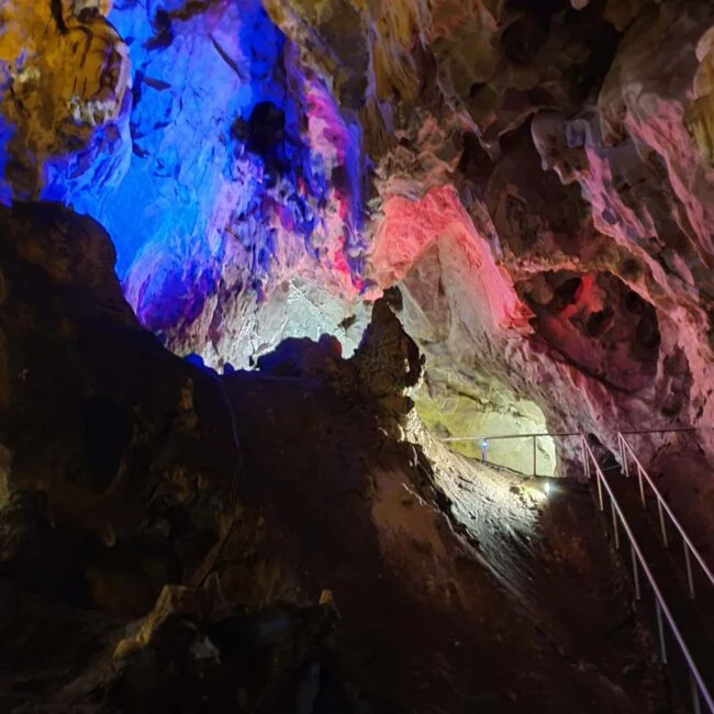 Interior de la Cueva Vrelo