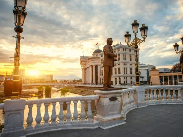 Atardecer sobre el puente del arte, Skopje