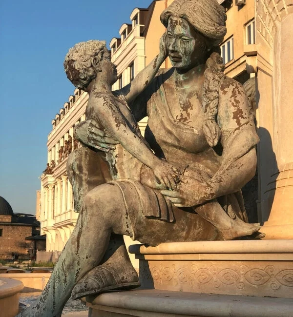 Detalle de la fuente de las Madres