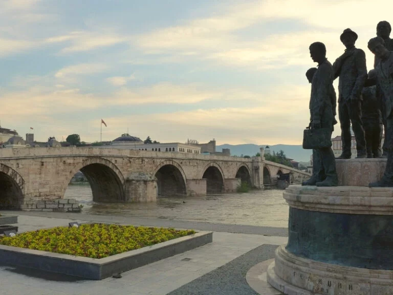 Paseo junto al río Vardar