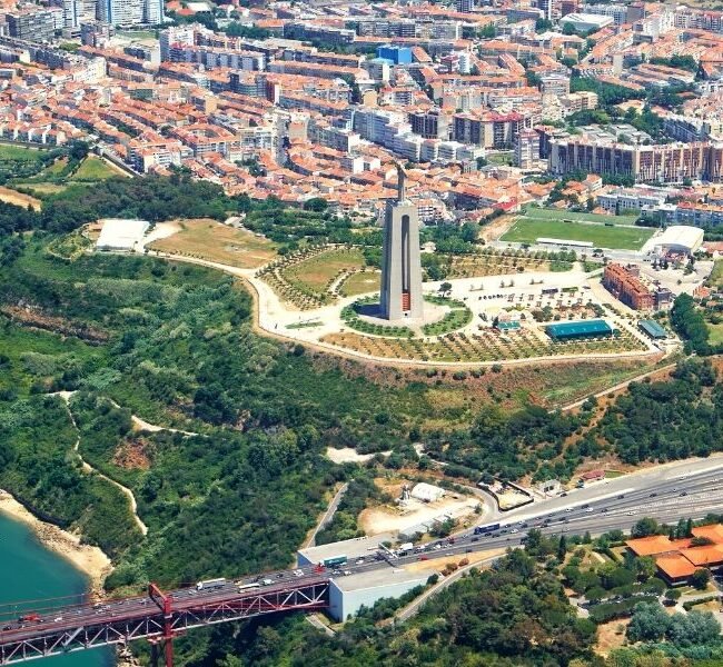 Vista aérea del Cristo Rey en Lisboa